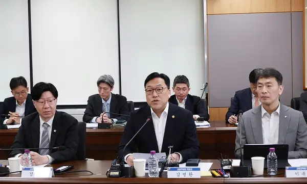 美 상호관세 부과에…김병환, 5대 금융지주 소집 "실물 지원해달라"