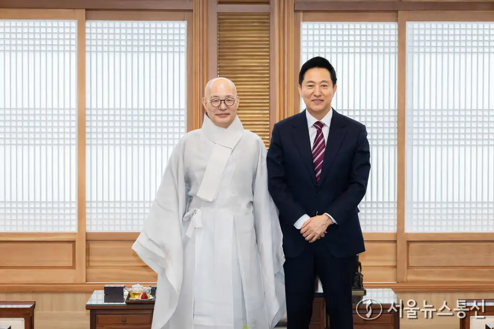 진우스님과 기념촬영 하는 오세훈 시장