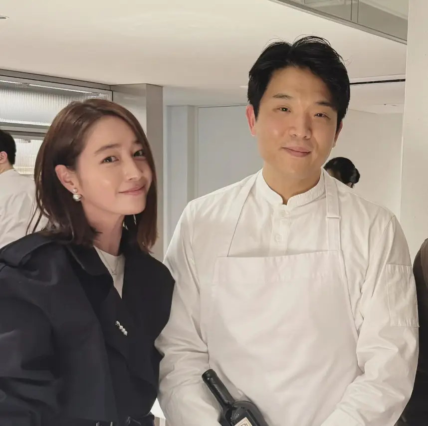 ‘이병헌♥이민정’, 안성재 셰프와 투샷…“셋이 찍었지만 한 분 잘랐어요”