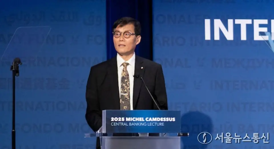 한국은행 통화정책 강연하는 이창용 총재