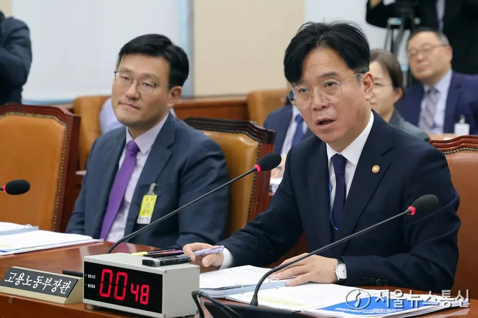 답변하는 김영훈 장관