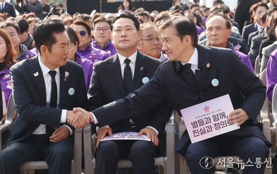 악수하는 정청래-조국