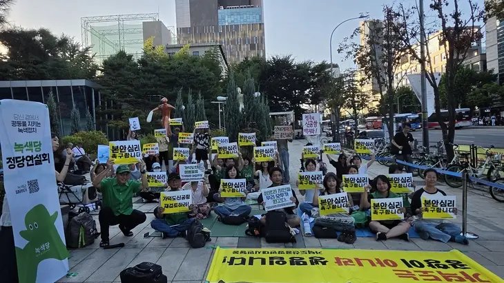 “가덕도의 생명들을 기각하지 마십시오”…신공항 재판 앞두고 법원 앞 모인 시민들